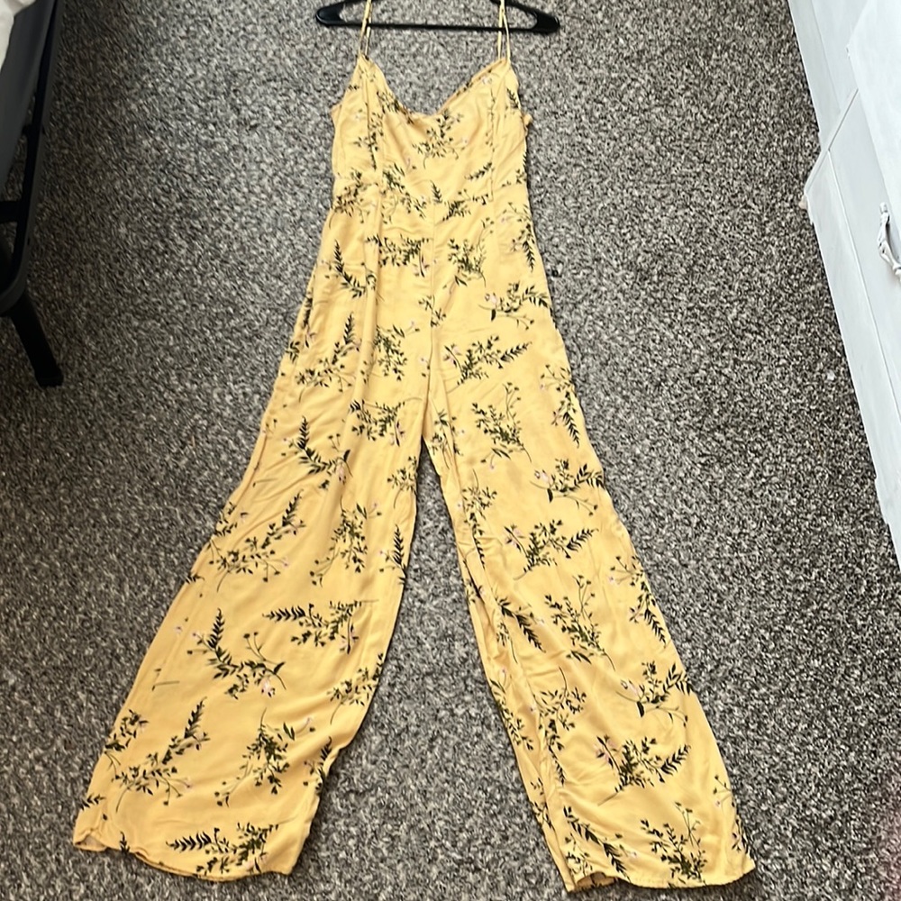 Cute floral jumpsuit. Great condition. No flaws. Size Large